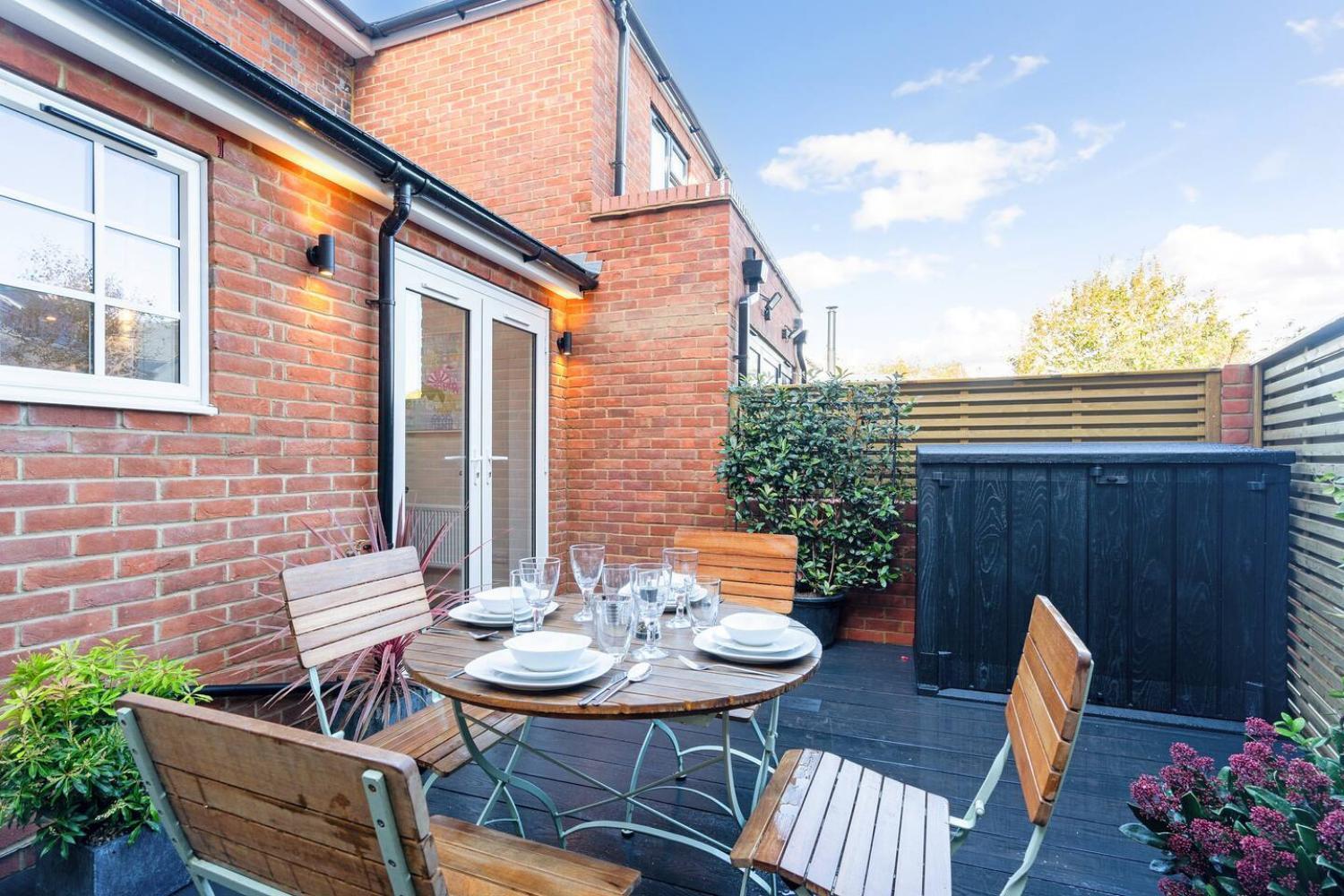 2 Bedrooms Stunning Westgate Cottage Retreat, Central Winchester, Free On-Street Parking Permit, With Garden Close To Cathedral - Sleeps 6, Pets Are Welcome, Summer Special Offer! - By Blue Puffin Stays Экстерьер фото