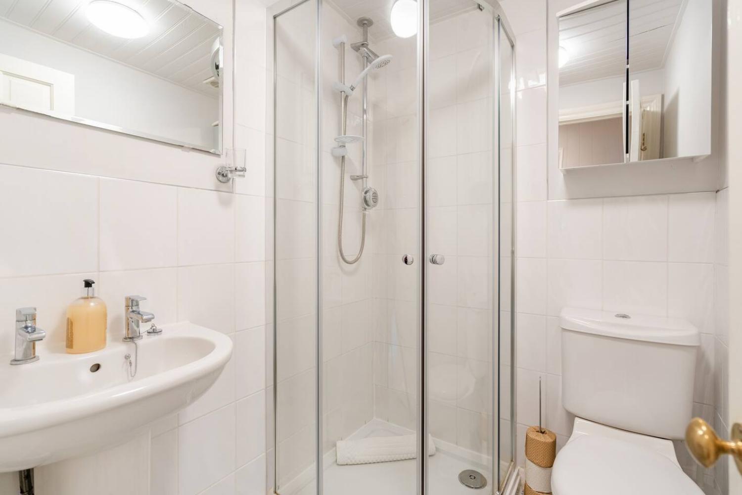 2 Bedrooms Stunning Westgate Cottage Retreat, Central Winchester, Free On-Street Parking Permit, With Garden Close To Cathedral - Sleeps 6, Pets Are Welcome, Summer Special Offer! - By Blue Puffin Stays Экстерьер фото