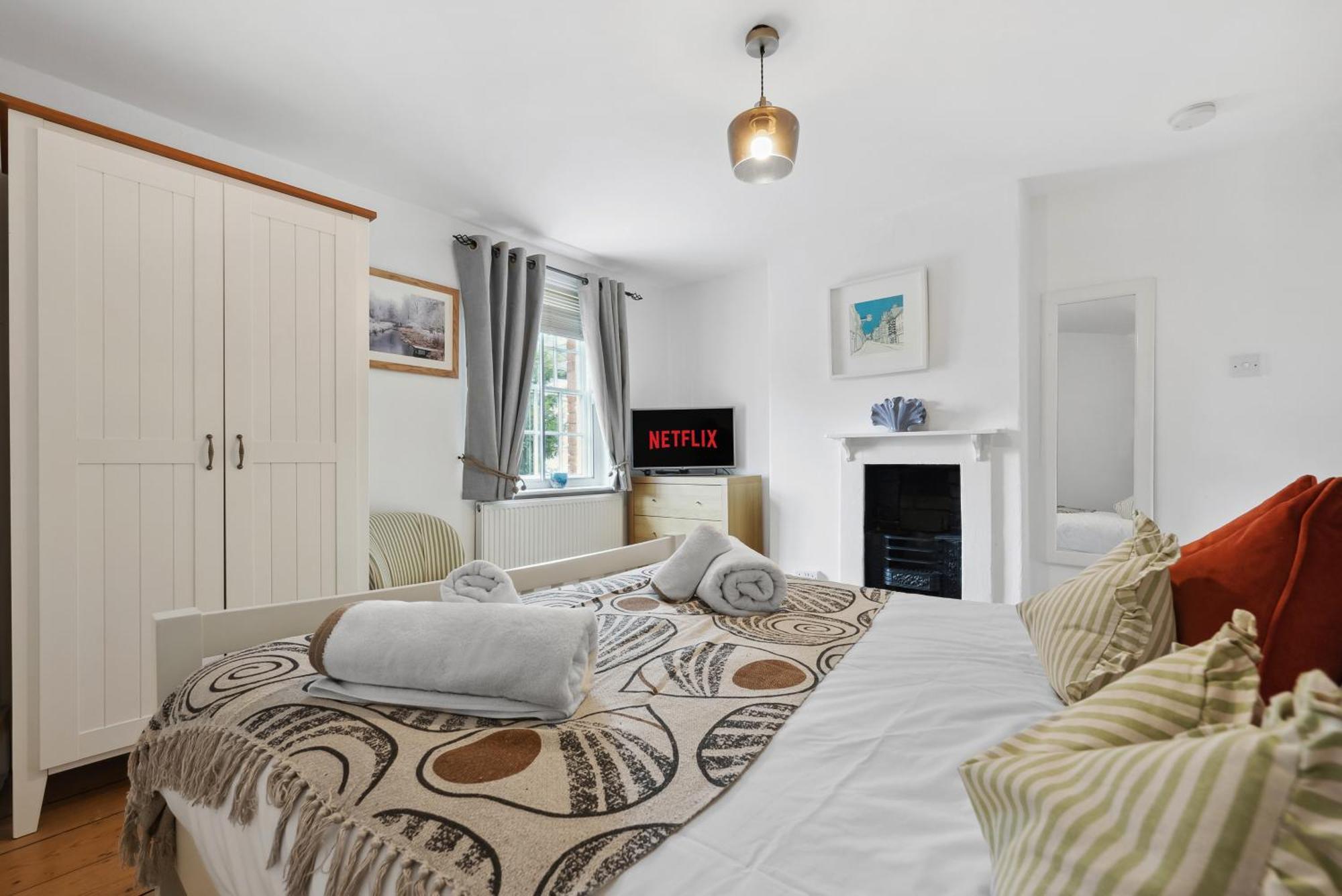 2 Bedrooms Stunning Westgate Cottage Retreat, Central Winchester, Free On-Street Parking Permit, With Garden Close To Cathedral - Sleeps 6, Pets Are Welcome, Summer Special Offer! - By Blue Puffin Stays Экстерьер фото