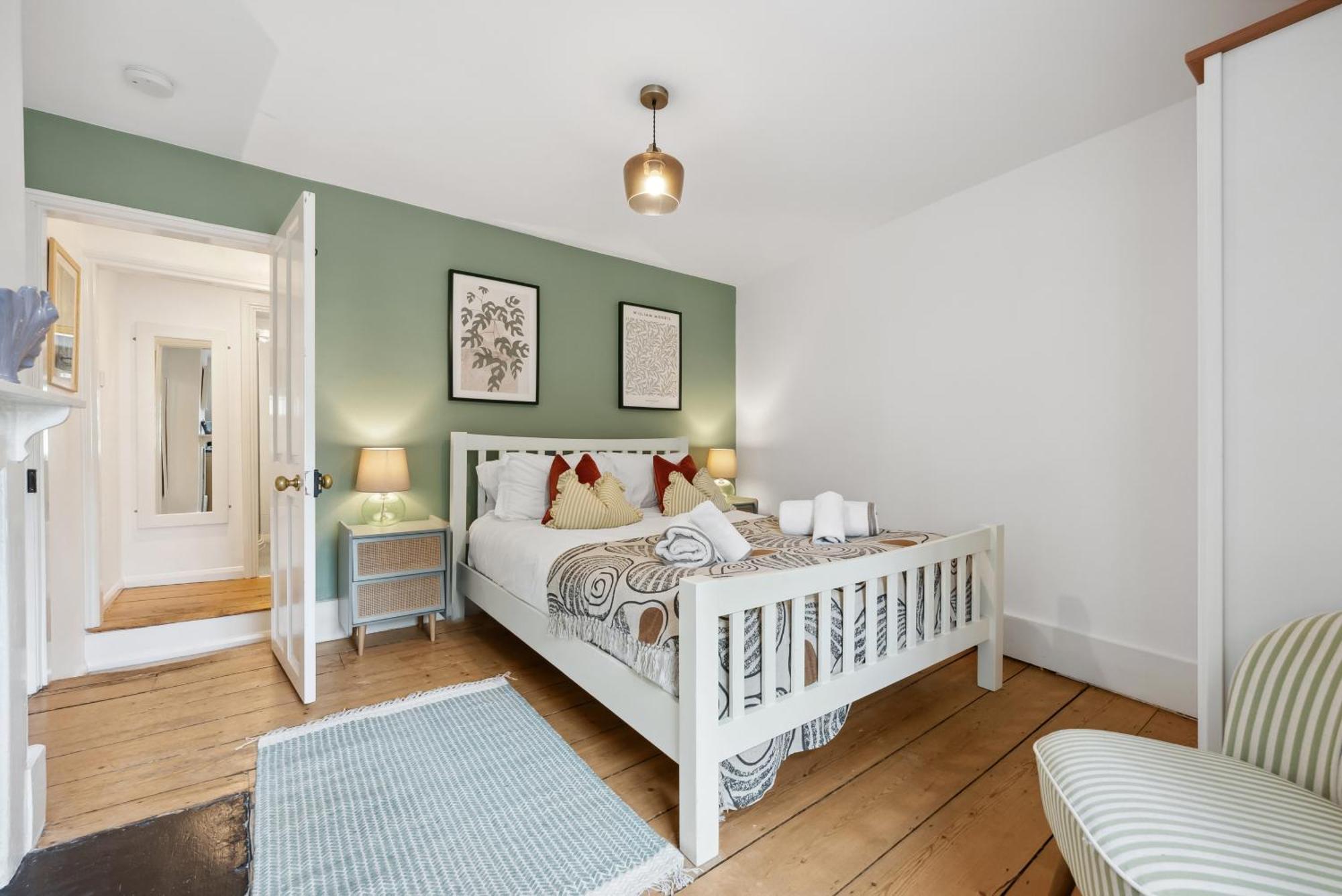2 Bedrooms Stunning Westgate Cottage Retreat, Central Winchester, Free On-Street Parking Permit, With Garden Close To Cathedral - Sleeps 6, Pets Are Welcome, Summer Special Offer! - By Blue Puffin Stays Экстерьер фото
