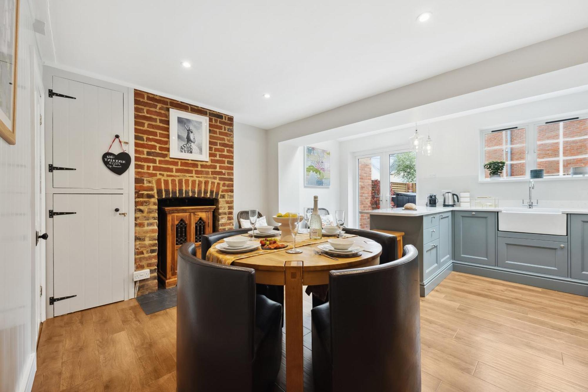 2 Bedrooms Stunning Westgate Cottage Retreat, Central Winchester, Free On-Street Parking Permit, With Garden Close To Cathedral - Sleeps 6, Pets Are Welcome, Summer Special Offer! - By Blue Puffin Stays Экстерьер фото