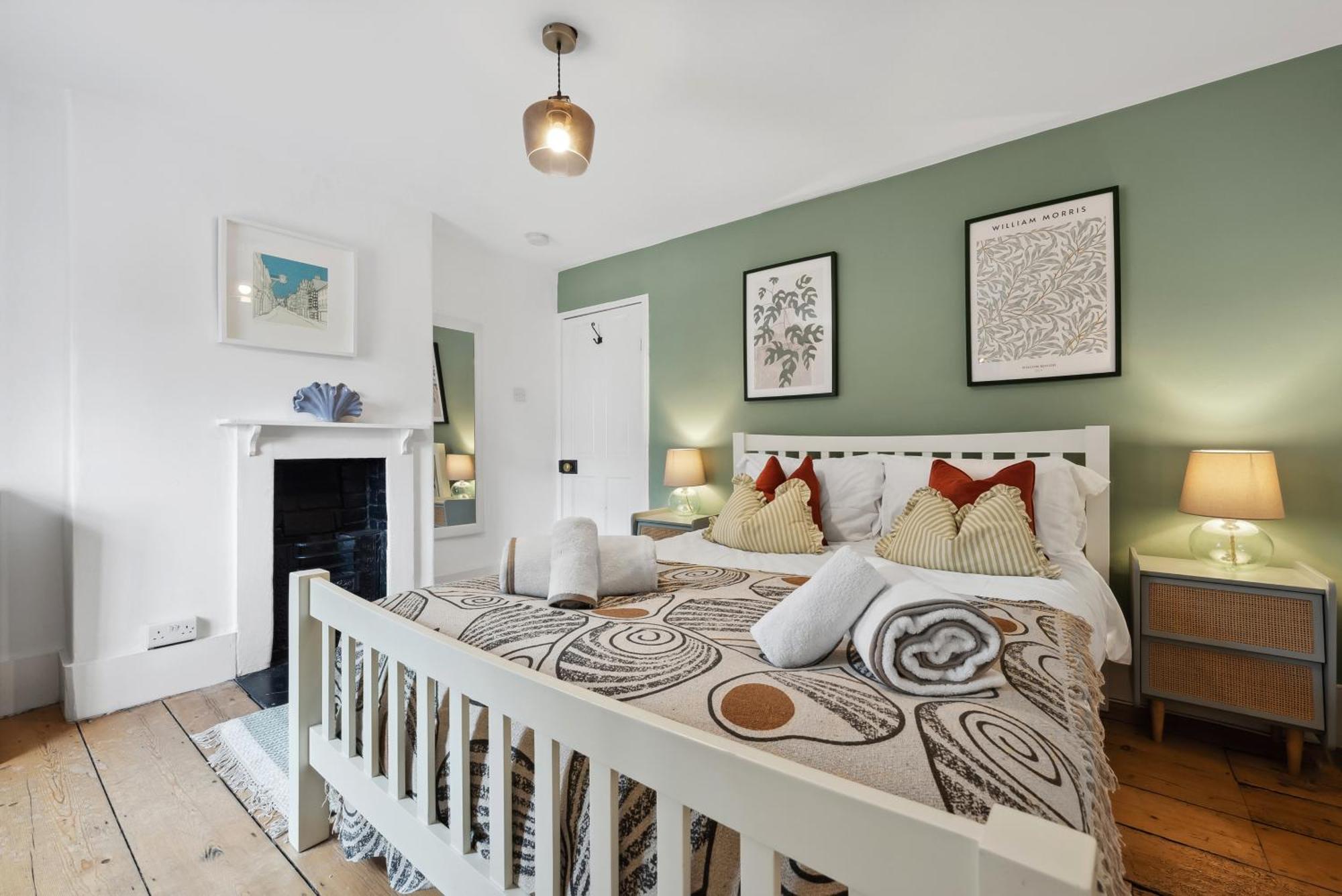 2 Bedrooms Stunning Westgate Cottage Retreat, Central Winchester, Free On-Street Parking Permit, With Garden Close To Cathedral - Sleeps 6, Pets Are Welcome, Summer Special Offer! - By Blue Puffin Stays Экстерьер фото