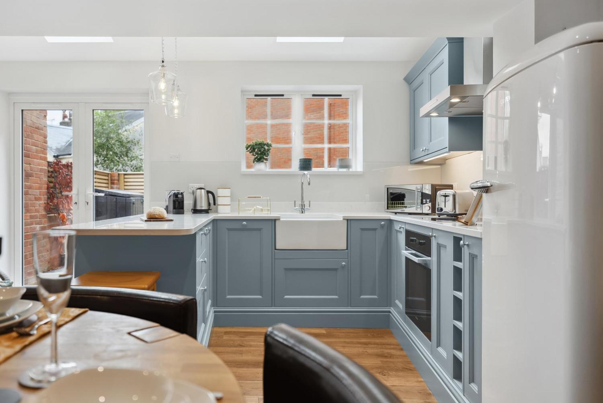 2 Bedrooms Stunning Westgate Cottage Retreat, Central Winchester, Free On-Street Parking Permit, With Garden Close To Cathedral - Sleeps 6, Pets Are Welcome, Summer Special Offer! - By Blue Puffin Stays Экстерьер фото