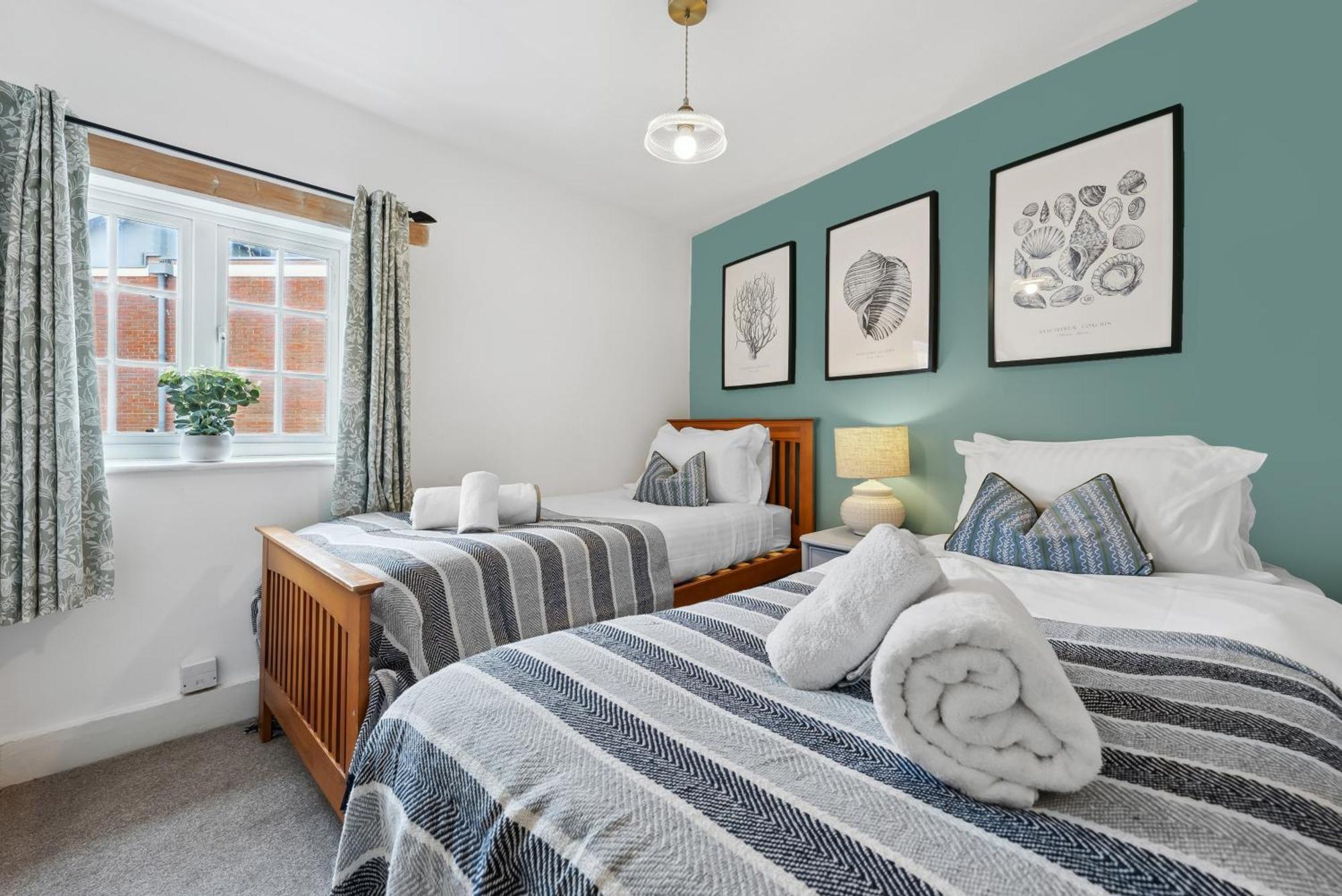 2 Bedrooms Stunning Westgate Cottage Retreat, Central Winchester, Free On-Street Parking Permit, With Garden Close To Cathedral - Sleeps 6, Pets Are Welcome, Summer Special Offer! - By Blue Puffin Stays Экстерьер фото