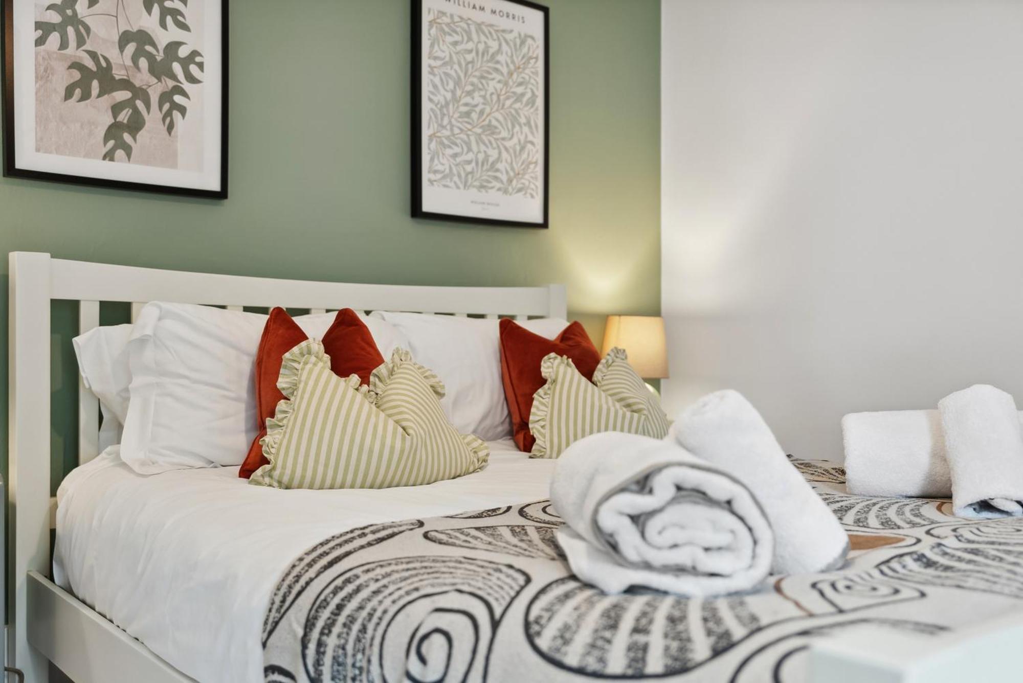 2 Bedrooms Stunning Westgate Cottage Retreat, Central Winchester, Free On-Street Parking Permit, With Garden Close To Cathedral - Sleeps 6, Pets Are Welcome, Summer Special Offer! - By Blue Puffin Stays Экстерьер фото