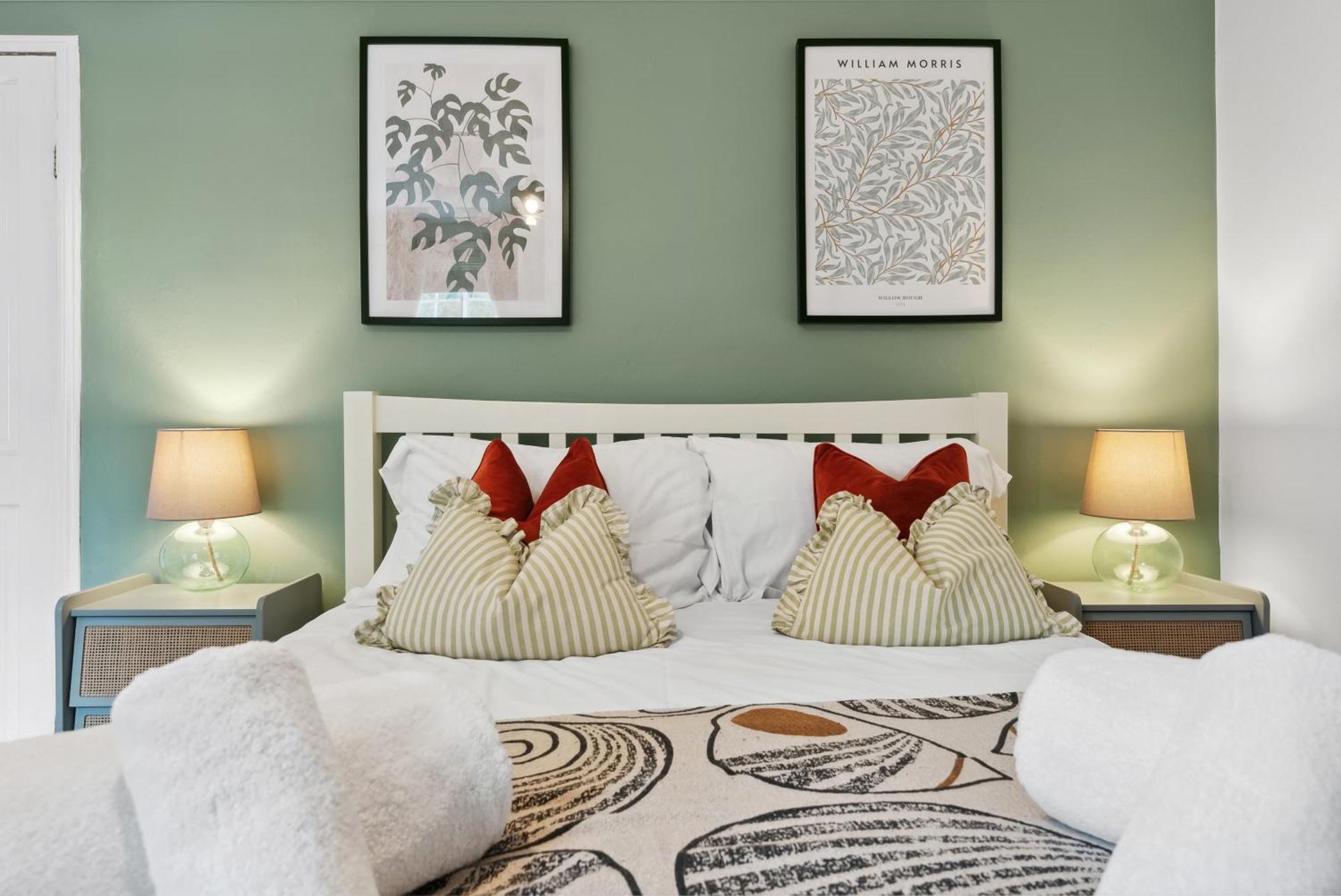 2 Bedrooms Stunning Westgate Cottage Retreat, Central Winchester, Free On-Street Parking Permit, With Garden Close To Cathedral - Sleeps 6, Pets Are Welcome, Summer Special Offer! - By Blue Puffin Stays Экстерьер фото