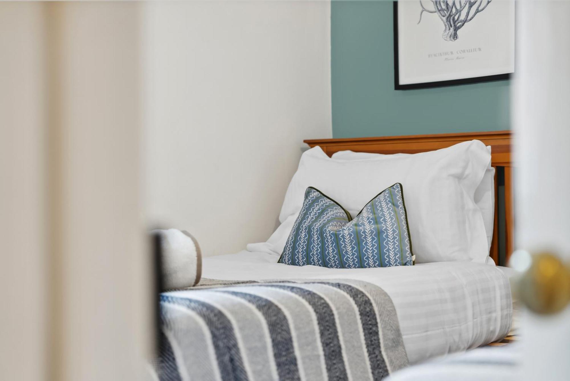 2 Bedrooms Stunning Westgate Cottage Retreat, Central Winchester, Free On-Street Parking Permit, With Garden Close To Cathedral - Sleeps 6, Pets Are Welcome, Summer Special Offer! - By Blue Puffin Stays Экстерьер фото