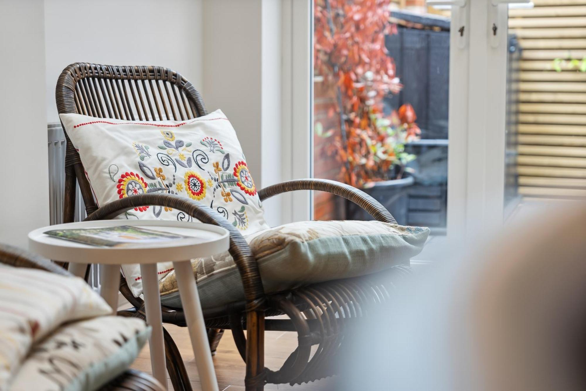 2 Bedrooms Stunning Westgate Cottage Retreat, Central Winchester, Free On-Street Parking Permit, With Garden Close To Cathedral - Sleeps 6, Pets Are Welcome, Summer Special Offer! - By Blue Puffin Stays Экстерьер фото