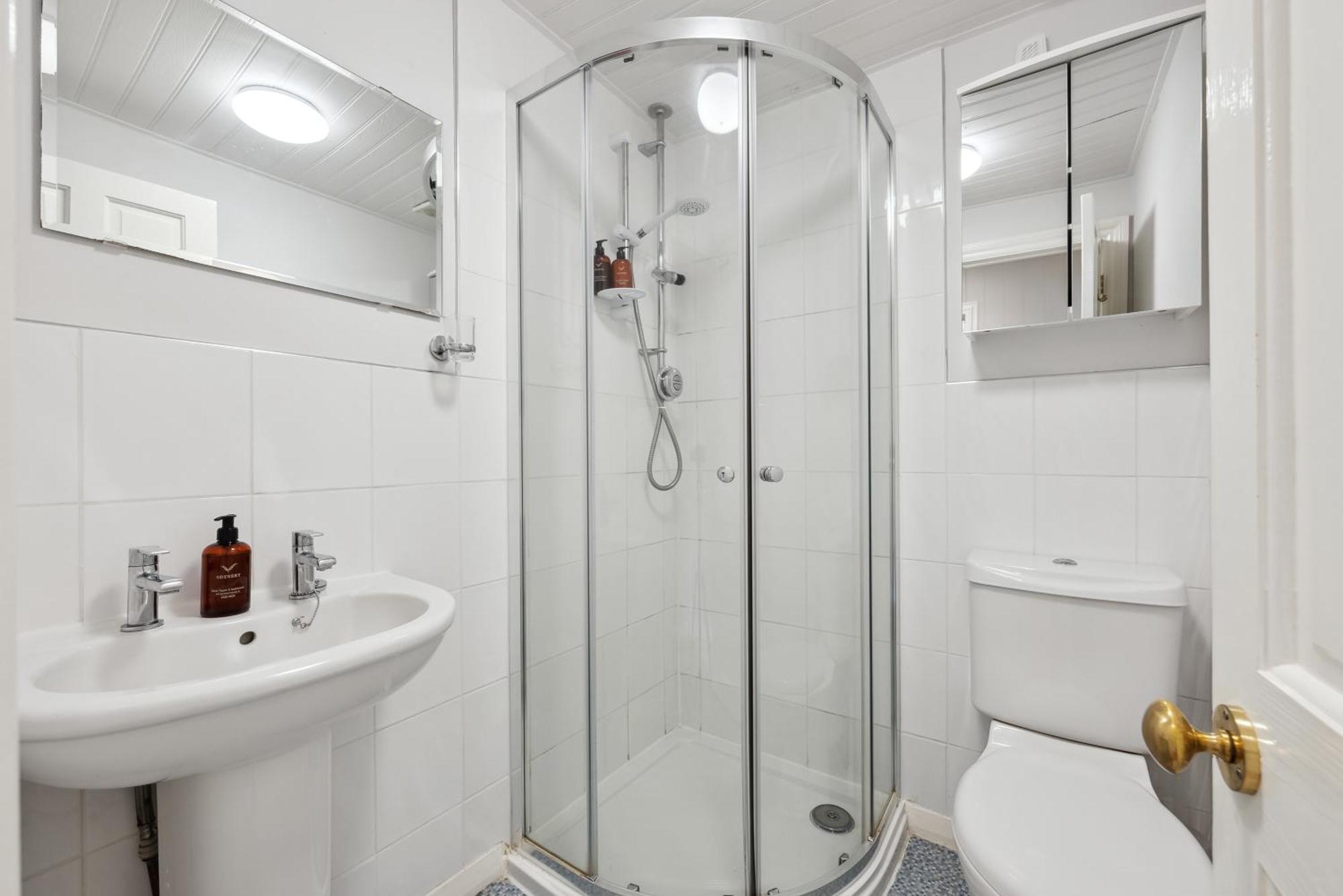 2 Bedrooms Stunning Westgate Cottage Retreat, Central Winchester, Free On-Street Parking Permit, With Garden Close To Cathedral - Sleeps 6, Pets Are Welcome, Summer Special Offer! - By Blue Puffin Stays Экстерьер фото