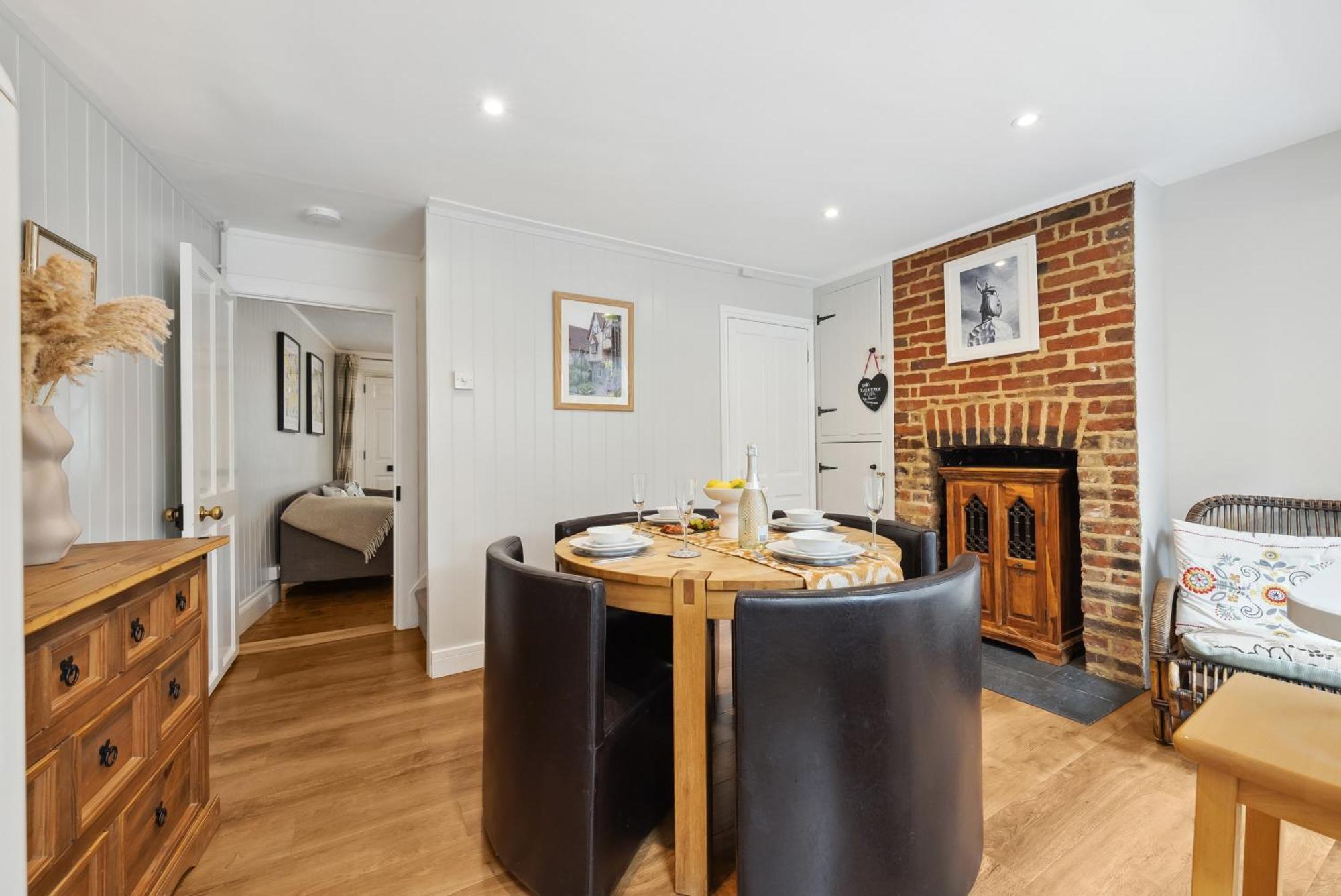 2 Bedrooms Stunning Westgate Cottage Retreat, Central Winchester, Free On-Street Parking Permit, With Garden Close To Cathedral - Sleeps 6, Pets Are Welcome, Summer Special Offer! - By Blue Puffin Stays Экстерьер фото